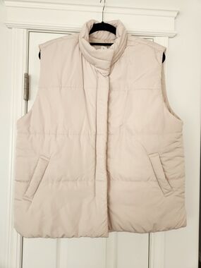 Wishlist Women's Oatmeal Puffer Vest Size Large NWT Cottagecore
